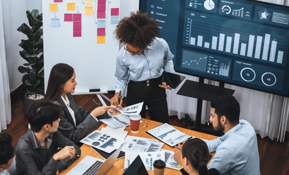 Equipe trabalhando com indicadores ESG.