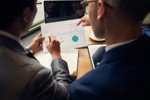 Análise de dados por duas pessoas para otimizar o market share da empresa.