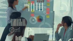 Equipe em reunião analisando indicadores e dados estratégicos em uma matriz de riscos aplicada à tomada de decisão em projetos de consultoria.