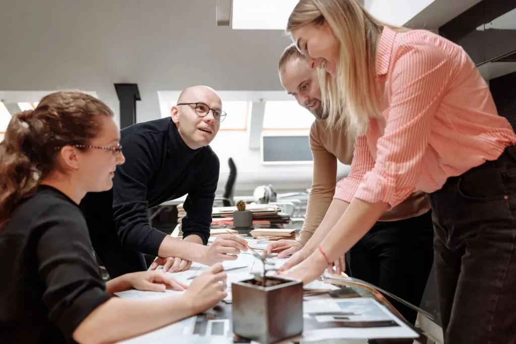 equipe reunida para checar e calcular roi do planejamento estratégico