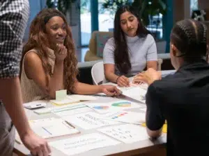 grupo de empresários conversando acerca da aplicação da teoria das restrições aplicadas a sua operação