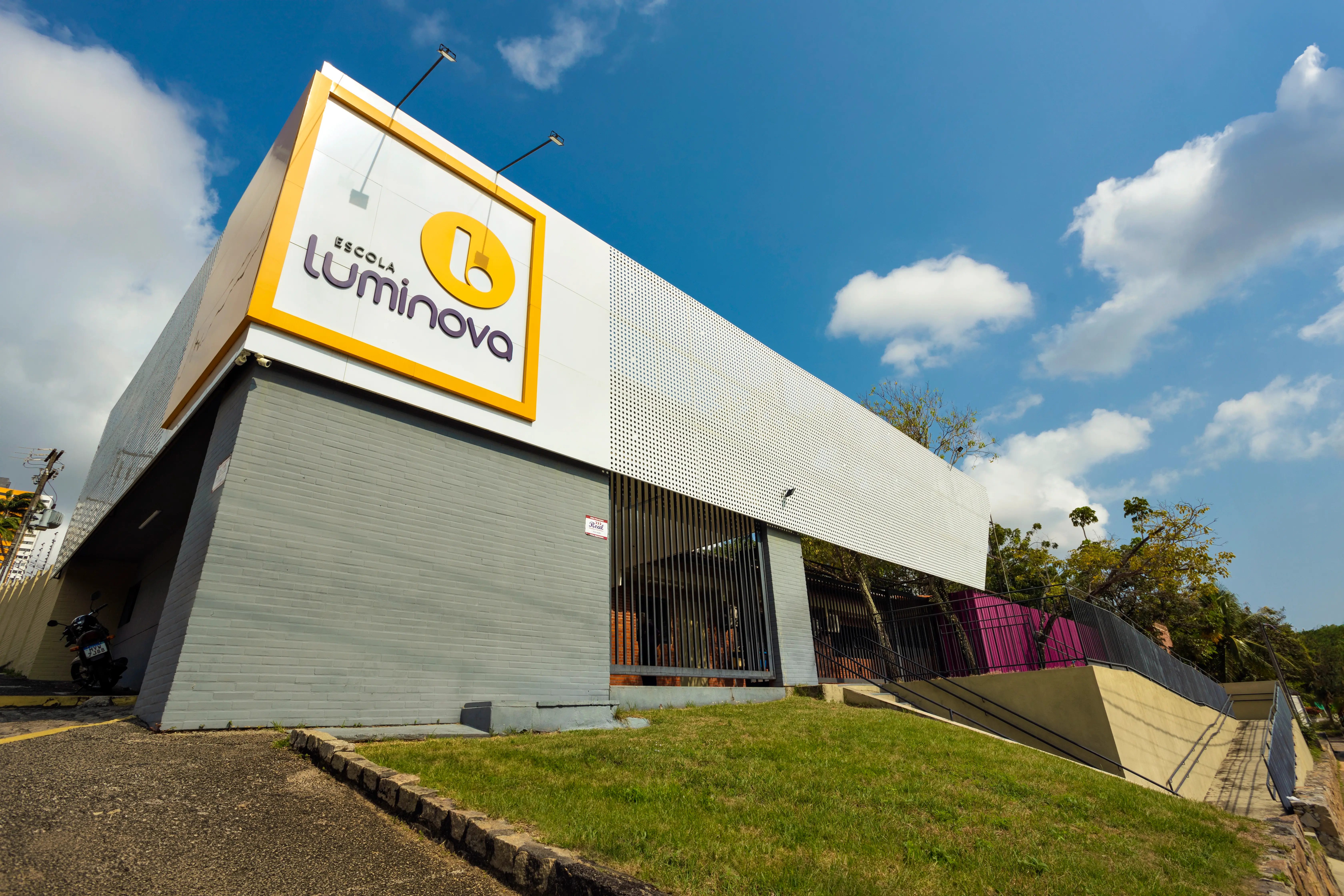 Alunos aprendendo na Escola Luminova Natal