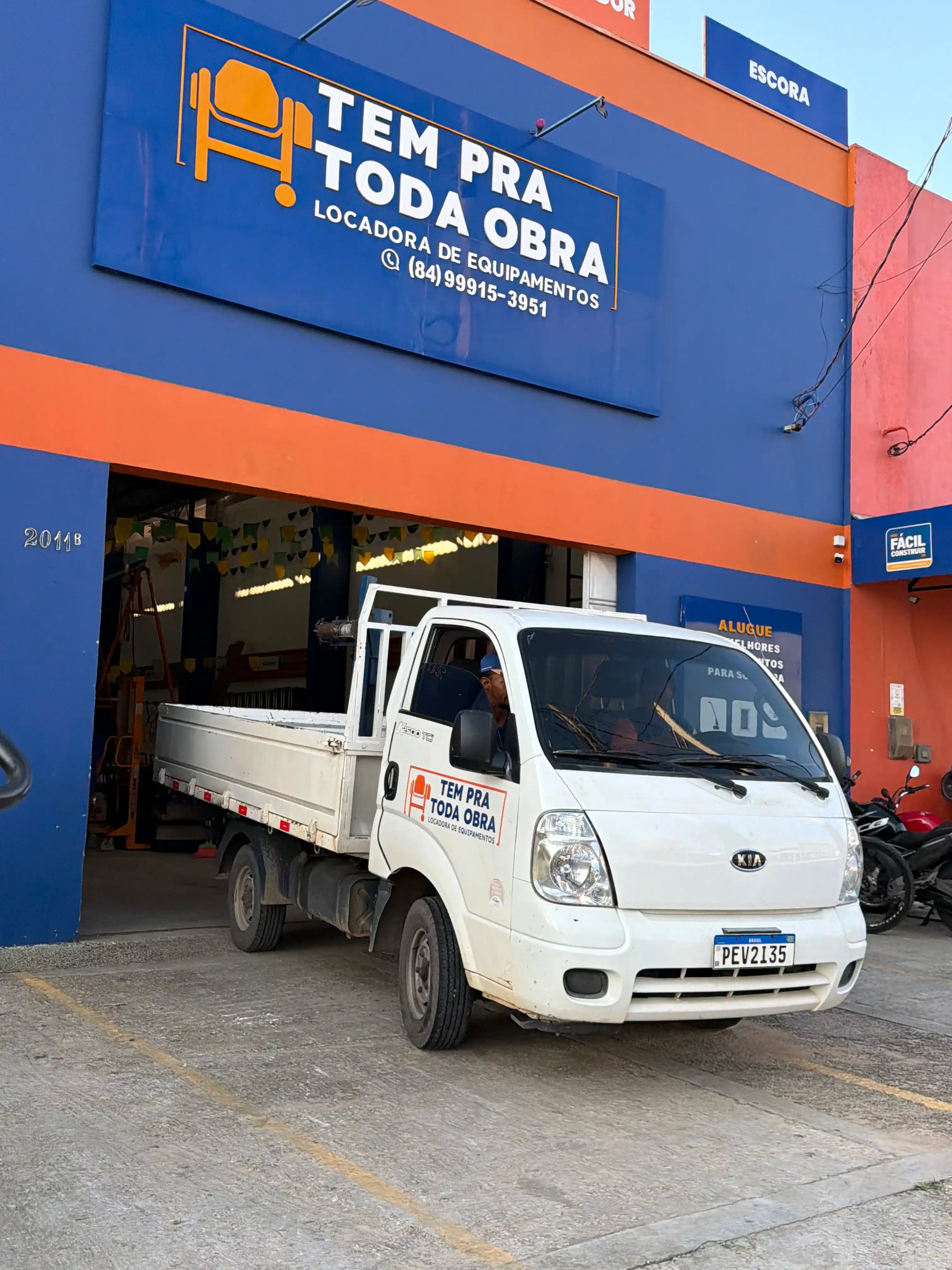 Fachada e pátio da loja Tem Pra Toda Obra, em Parnamirim